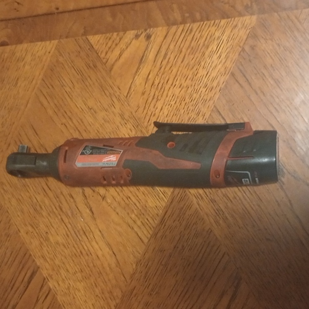 Milwaukee tool 3/8 ratchet with battery